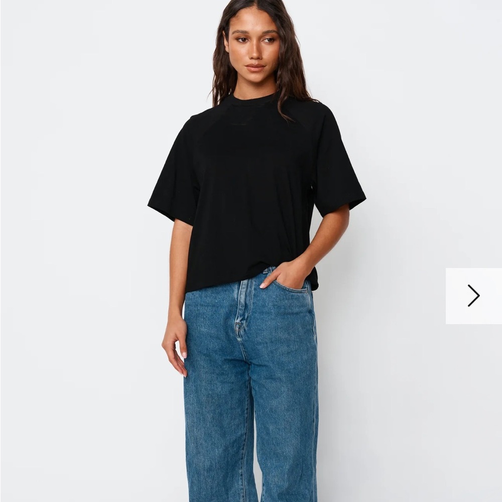 Women's Black Short-Sleeve Crewneck Tee